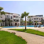 Luxury Spacious Apartment With Pool
