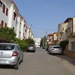 Appartement Ideal Riad Al Salam A 8 Minutes De La Plage Du Centre Ville,Wifi Et Parking Gratuits