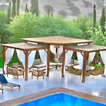 Villa blanche piscine chauffée