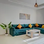 Chic & Cozy Sea View Apartment