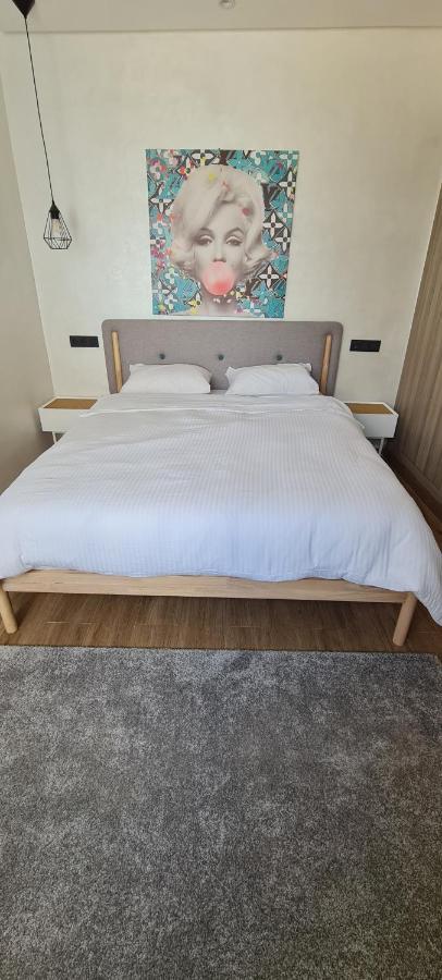 Dina Islane Appartement