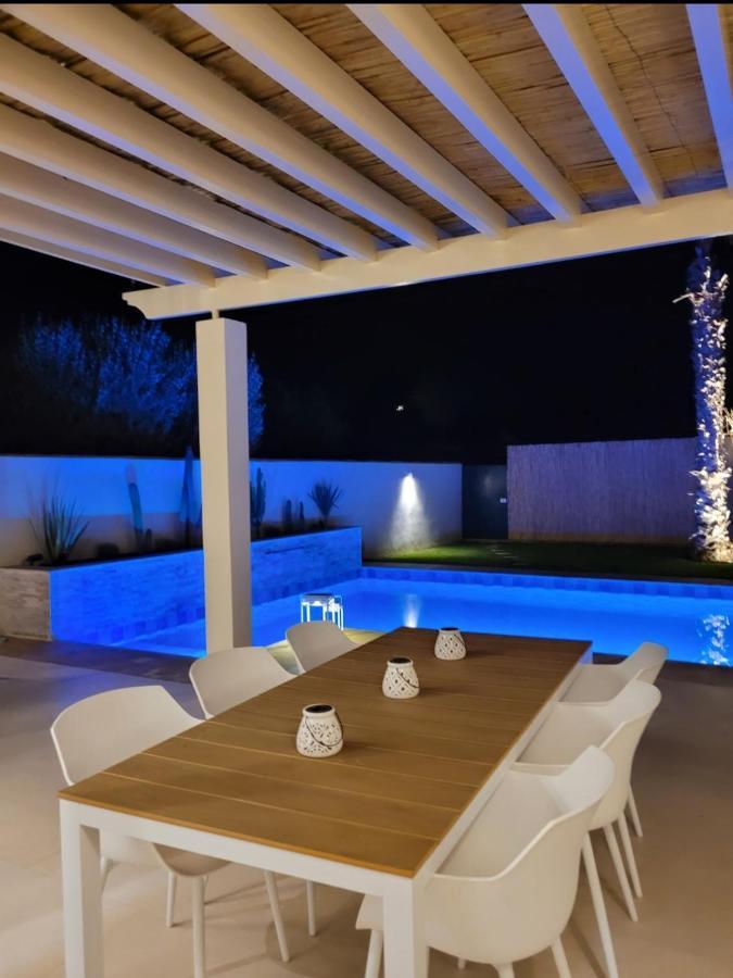 Nawal Et Sa Piscine Chauffee Sans Vis-a-vis