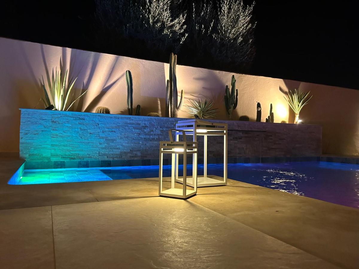 Nawal Et Sa Piscine Chauffee Sans Vis-a-vis *