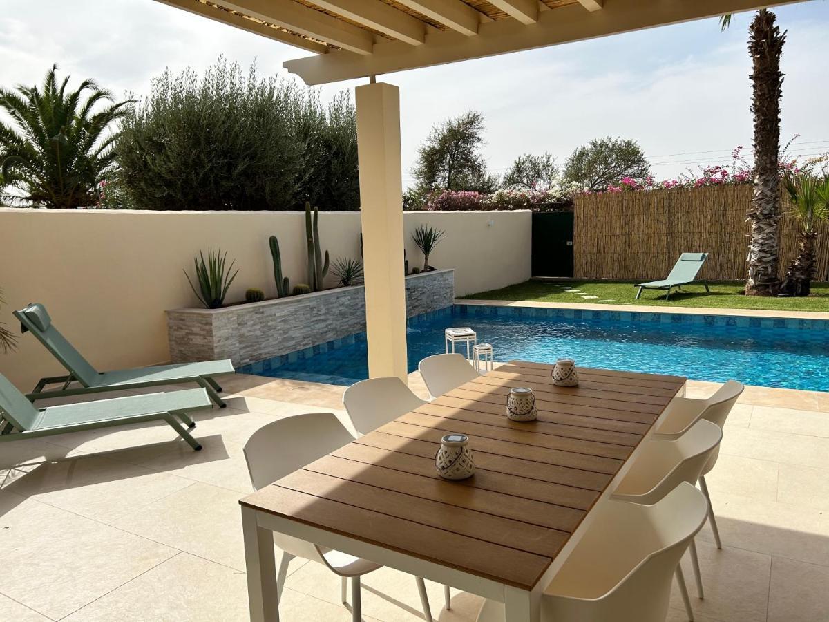 Nawal Et Sa Piscine Chauffee Sans Vis-a-vis Villa