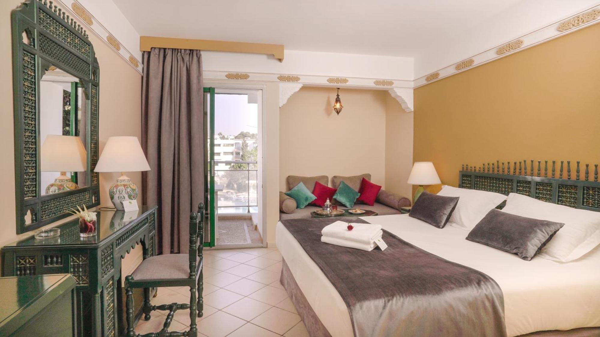 Club Hotel 4*