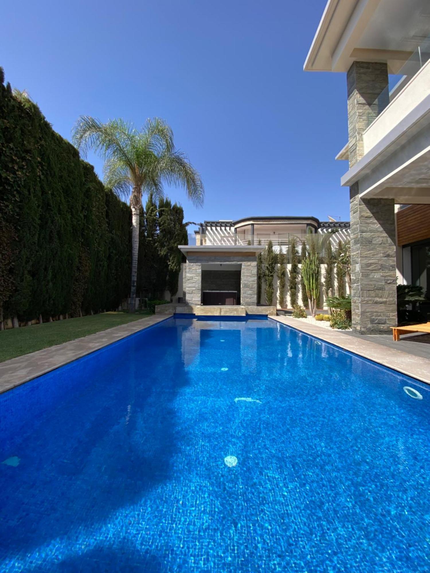 Villa Luxurious With 5 Bedrooms In *