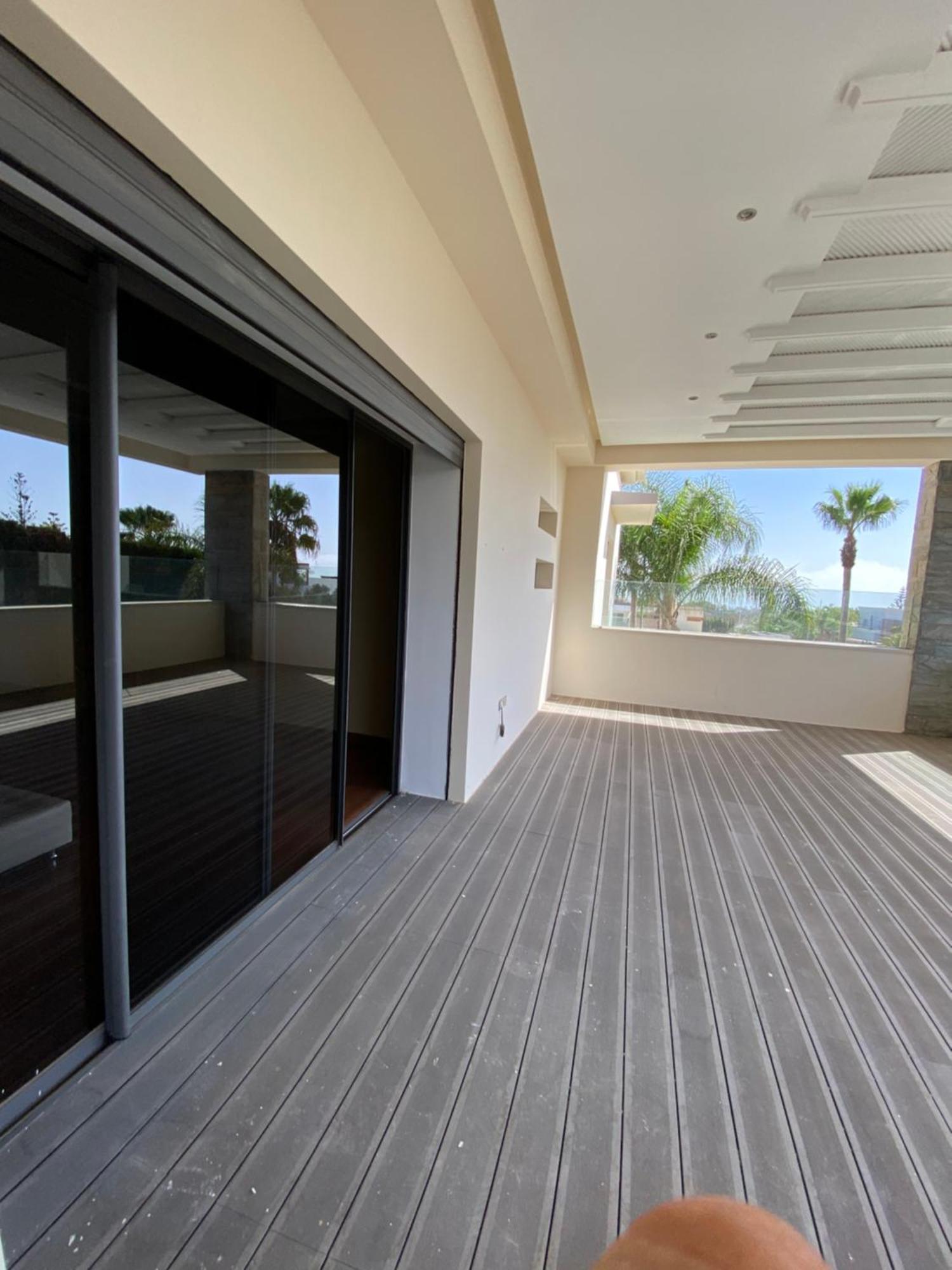 Luxurious With 5 Bedrooms In