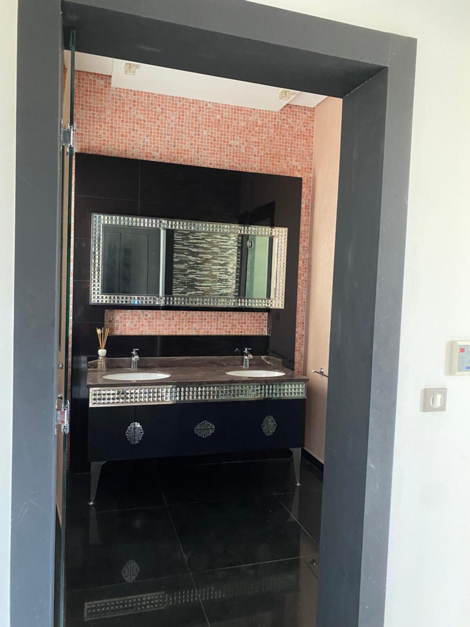 Villa Luxurious With 5 Bedrooms In