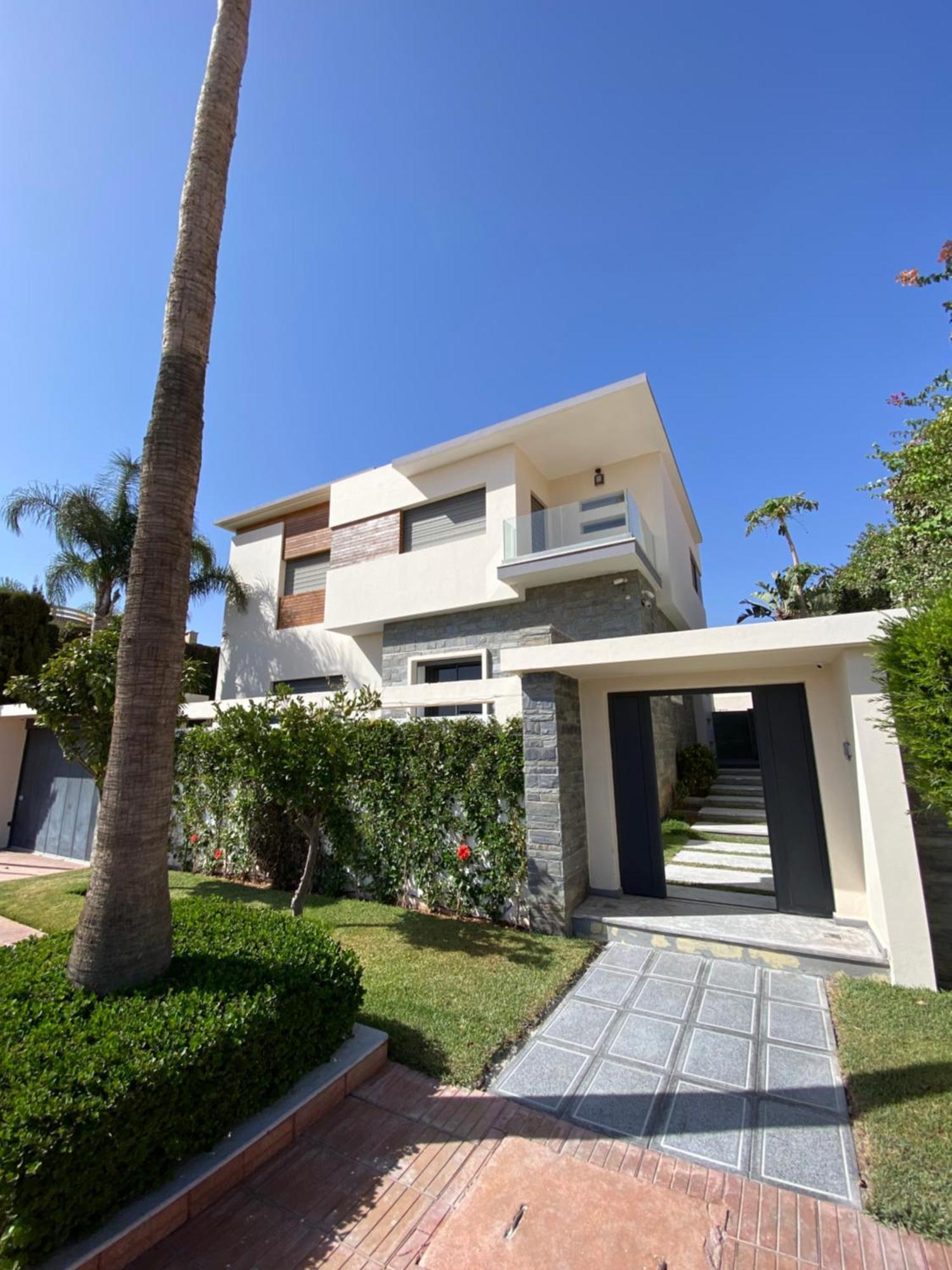 Luxurious With 5 Bedrooms In Villa *