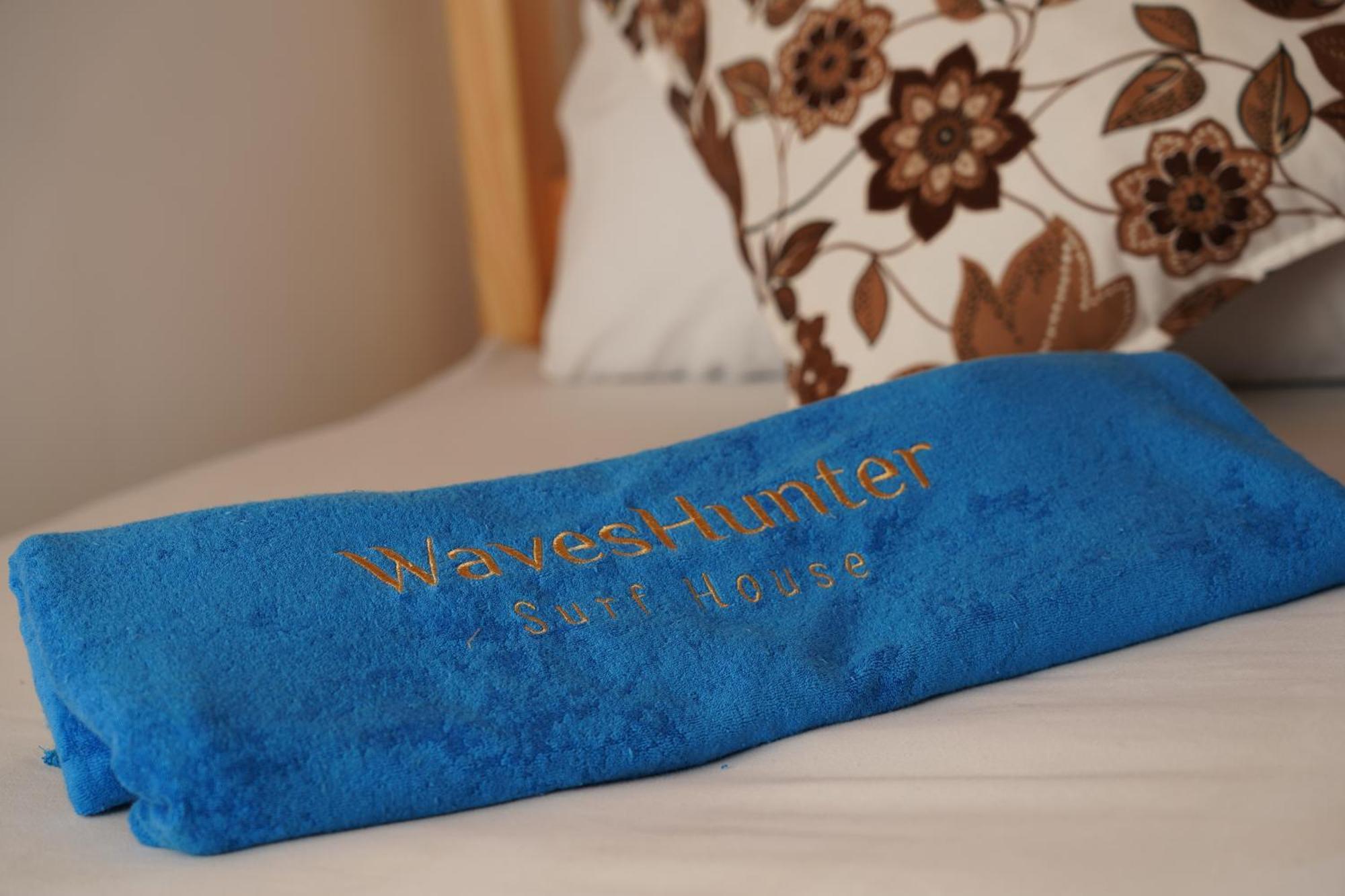 Waves Hunter Surf House Bed & Breakfast *