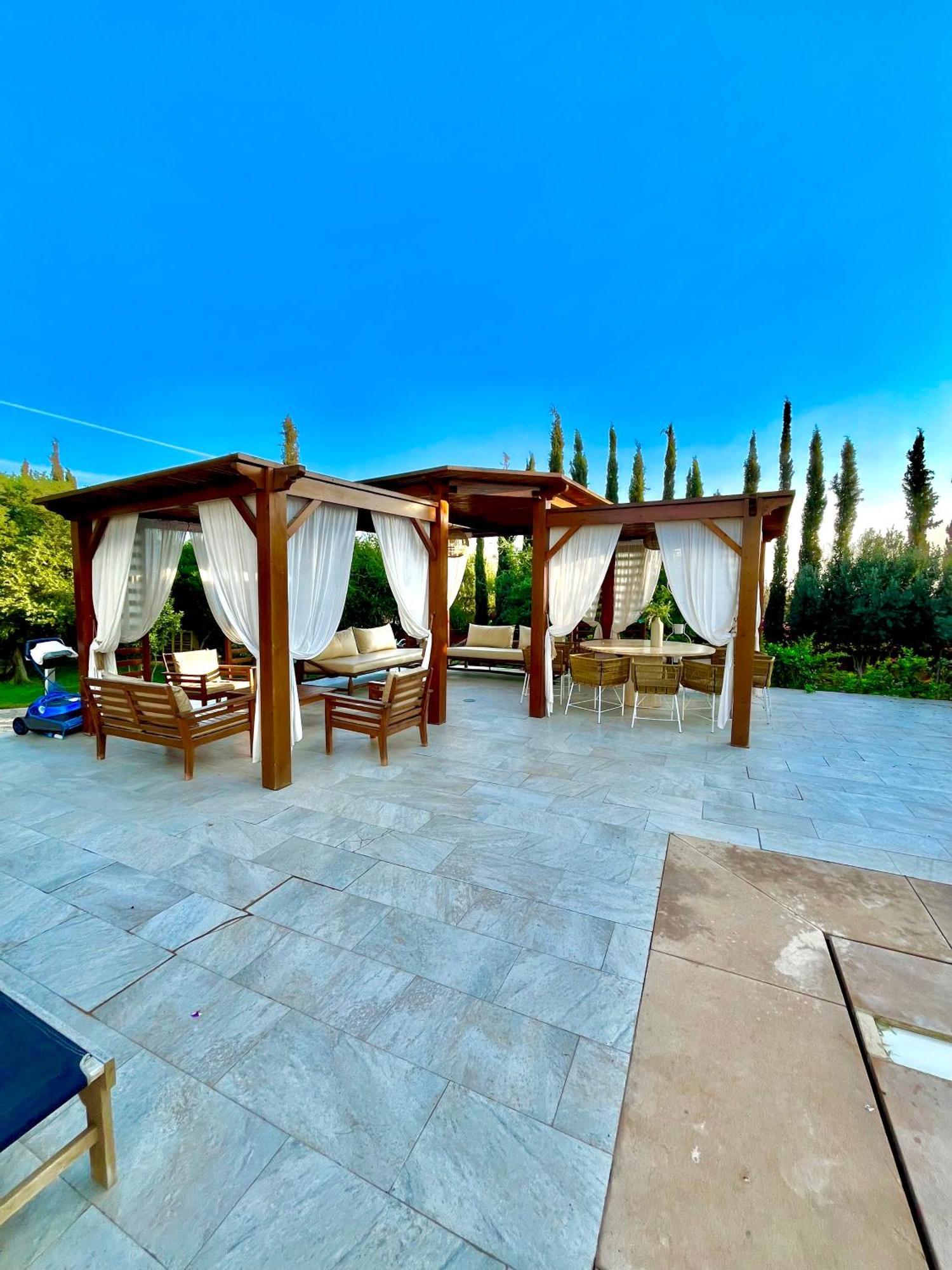 Blanche Piscine Chauffée Villa