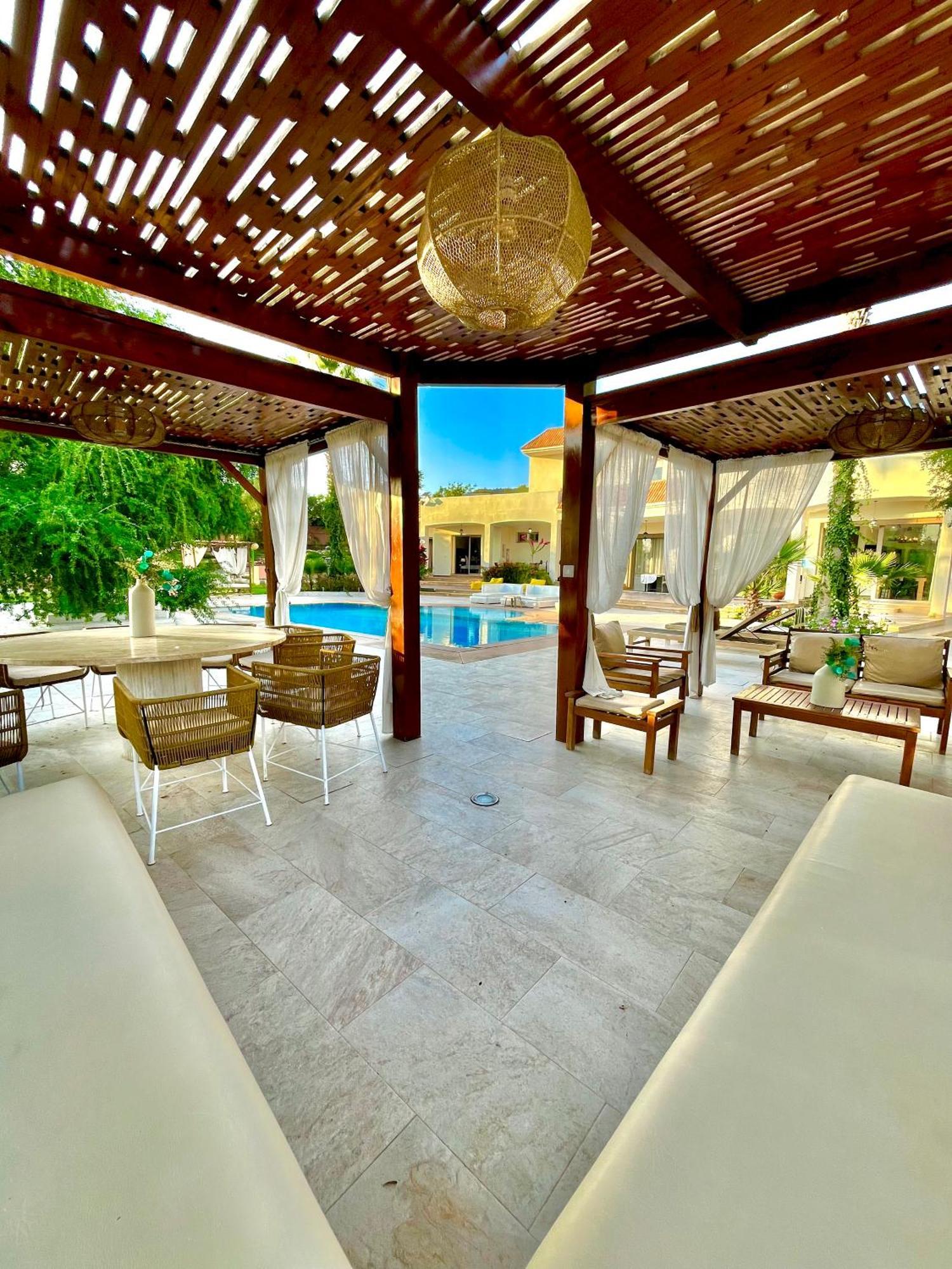 Blanche Piscine Chauffée Villa