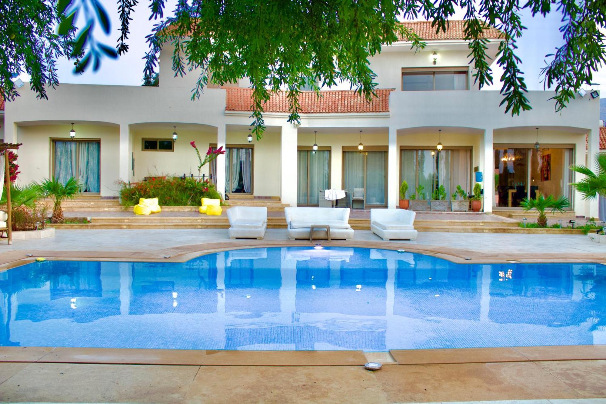 Blanche Piscine Chauffée Villa *