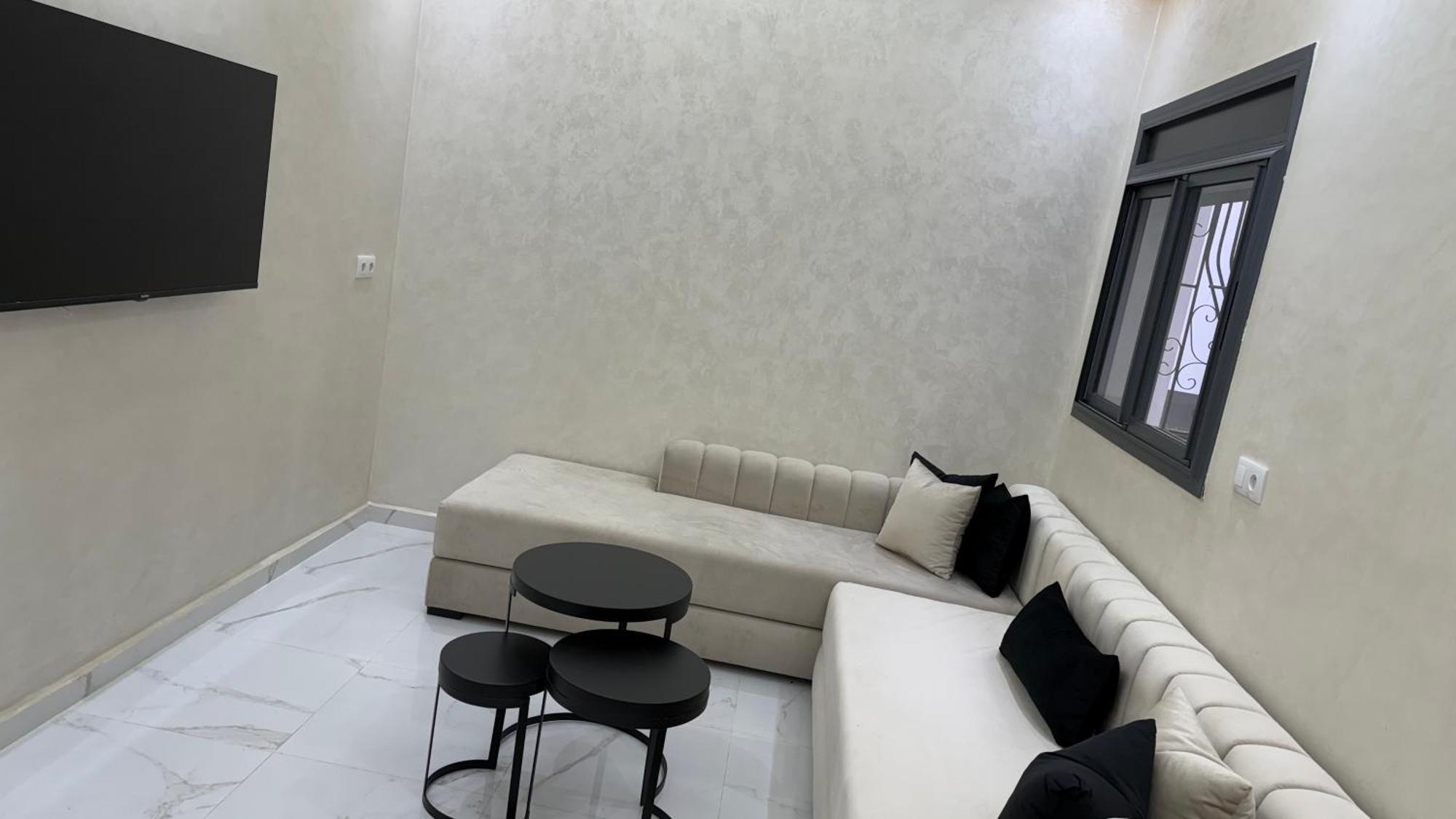 Luxury Renovated Apartment *