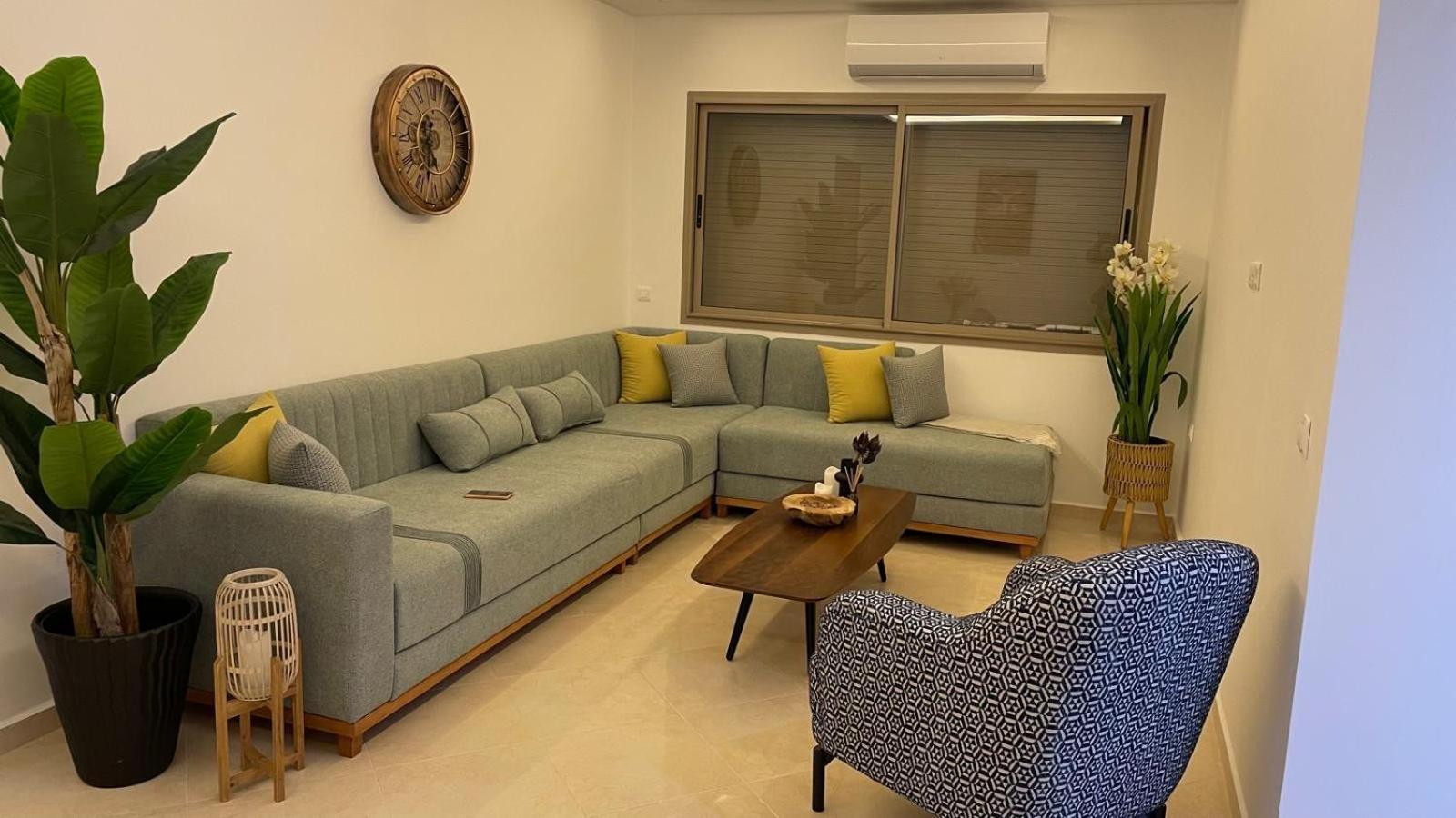 Stunning Modern In Heart Of Apartment *