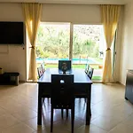 Villa avec piscine privée en bord de mer