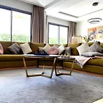 2 Bedrooms With Huge Terrace Access To The Pool