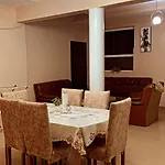 3Bdr Cozy Apartment In City Center