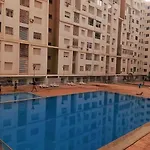 Jolie Garconniere Avec Piscine