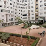 Jolie Garconniere Avec Piscine