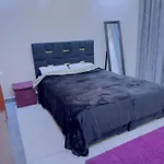 Quiet Central Home Near Beach - High Speed Wifi, Free Parking & Private Entry