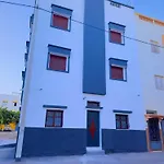 Quiet Central Home Near Beach - High Speed Wifi, Free Parking & Private Entry