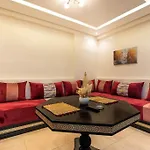 Elegant Apartment Steps From Attractions