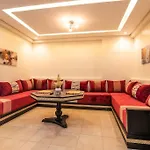Elegant Apartment Steps From Attractions