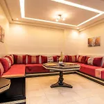 Elegant Apartment Steps From Attractions
