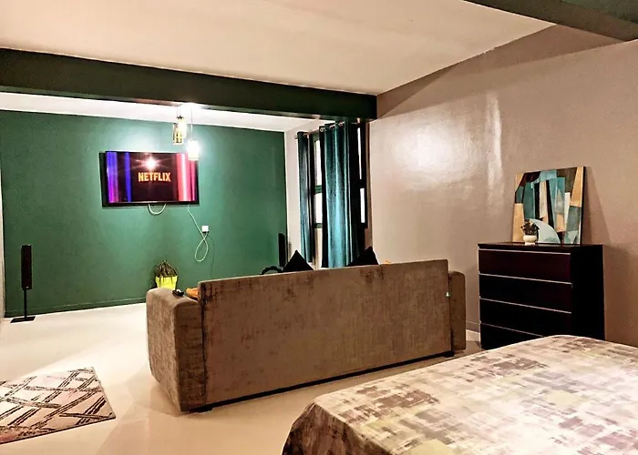 3Bdr Cozy Apartment In City Center