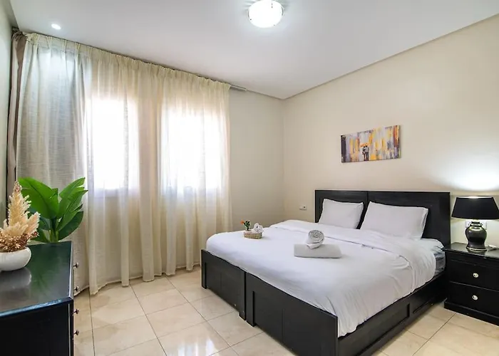 Elegant Apartment Steps From Attractions