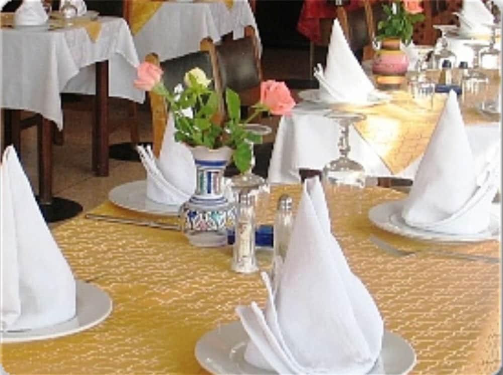 Les Palmiers Hotel *