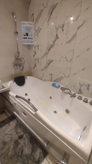 Garconniere Avec Jacuzzi, Parking Prive Et Piscine