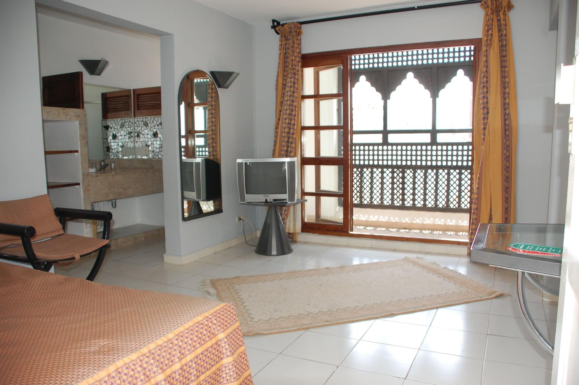 El Pueblo Tamlelt Hotel
