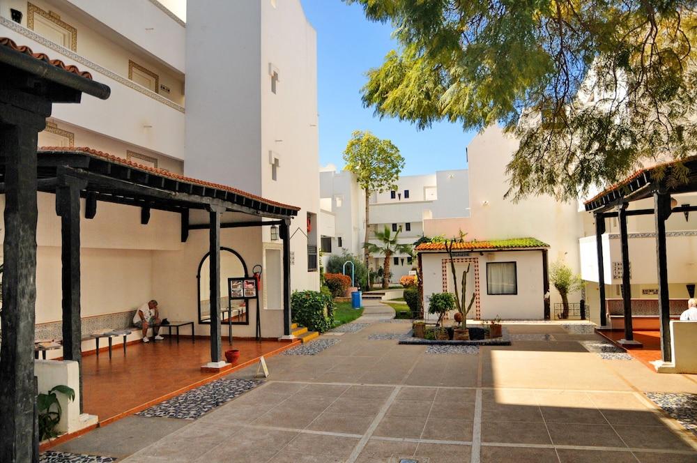 El Pueblo Tamlelt Hotel