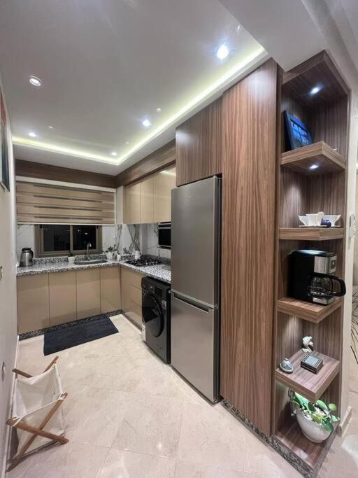 Apartment Fibre Optique, Propre, Calme, Equipe, Cameras De Surveillance, Climatisations Reversibles Pour Chauffer, Televisions, Parking, Parc, Agadir, 7 Personnes, Acces A Pieds Aux Magasins, Cafes Et Restaurants *