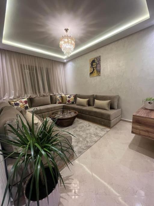 Apartment Fibre Optique, Propre, Calme, Equipe, Cameras De Surveillance, Climatisations Reversibles Pour Chauffer, Televisions, Parking, Parc, Agadir, 7 Personnes, Acces A Pieds Aux Magasins, Cafes Et Restaurants *