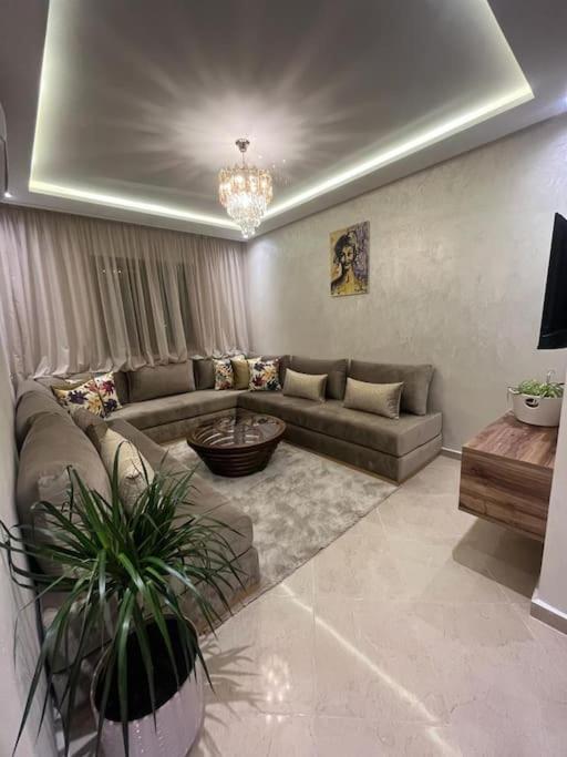 Apartment Fibre Optique, Propre, Calme, Equipe, Cameras De Surveillance, Climatisations Reversibles Pour Chauffer, Televisions, Parking, Parc, Agadir, 7 Personnes, Acces A Pieds Aux Magasins, Cafes Et Restaurants