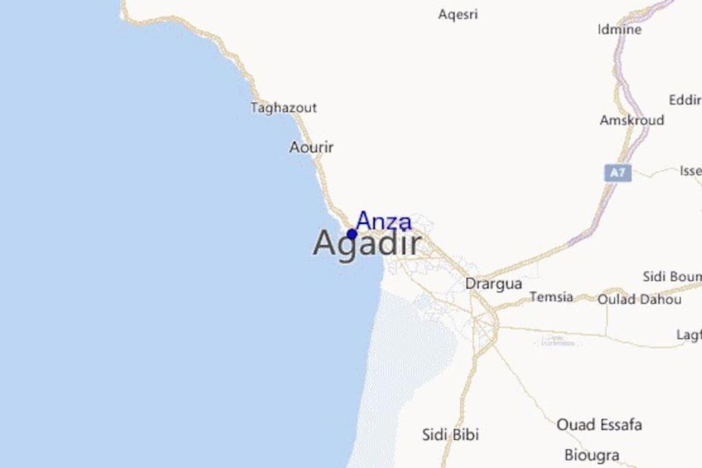 هادئ وفي جانب شاطئ