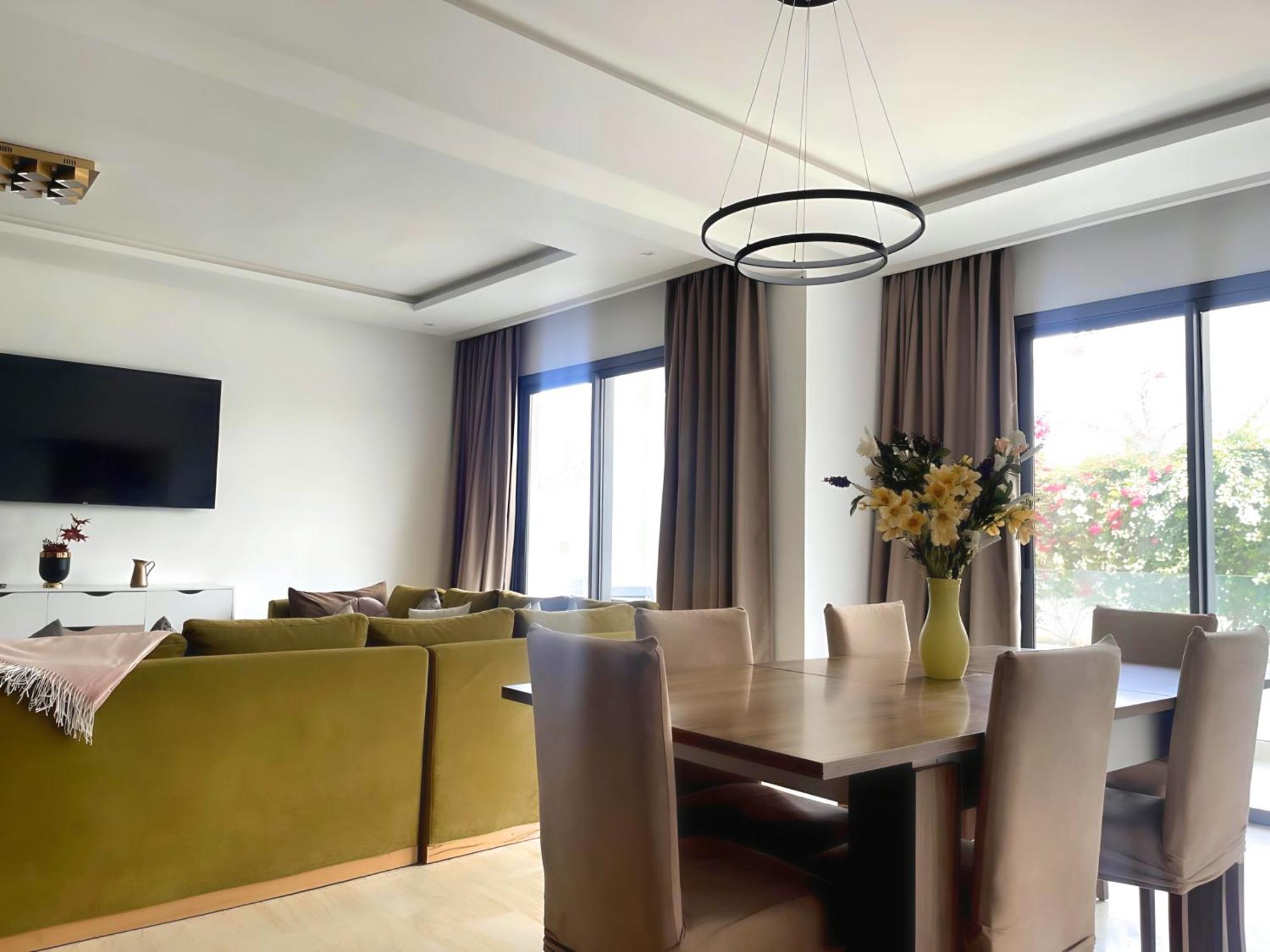 2 Bedrooms With Huge Terrace Access To The Pool Apartment