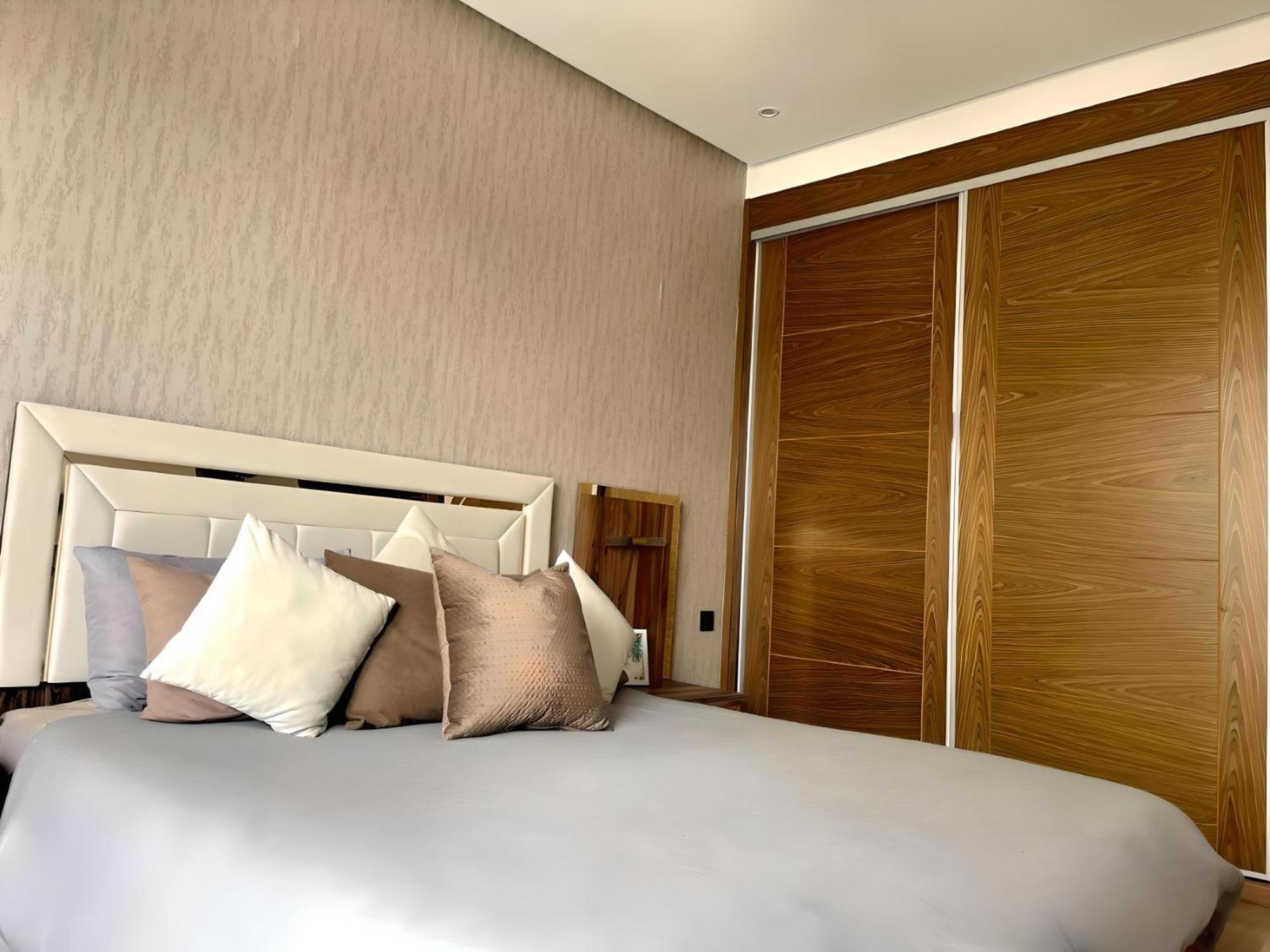 2 Bedrooms With Huge Terrace Access To The Pool Appartement *