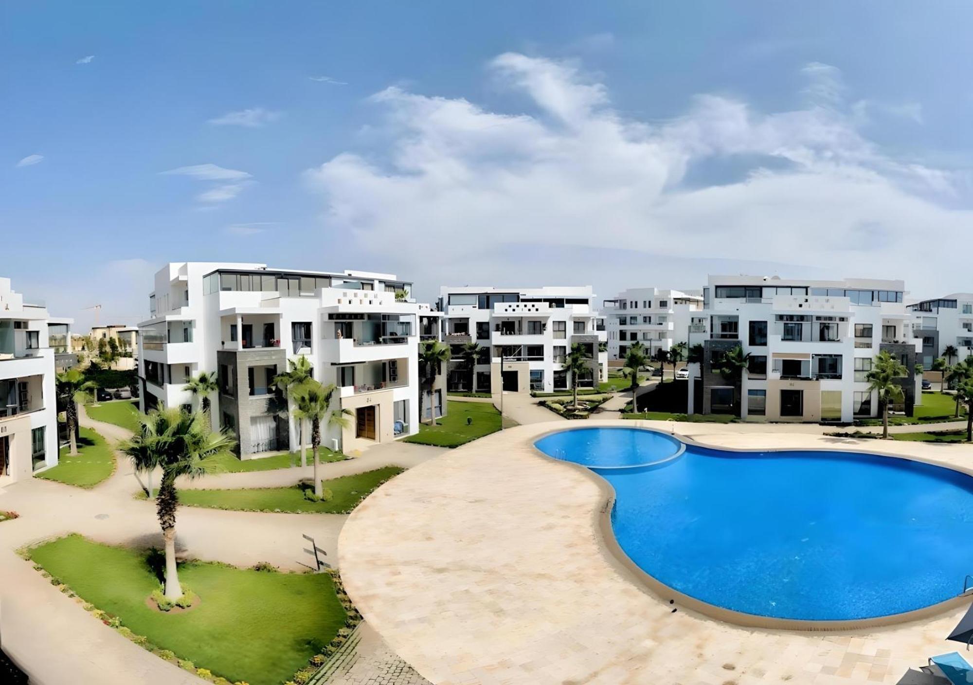 2 Bedrooms With Huge Terrace Access To The Pool Apartment