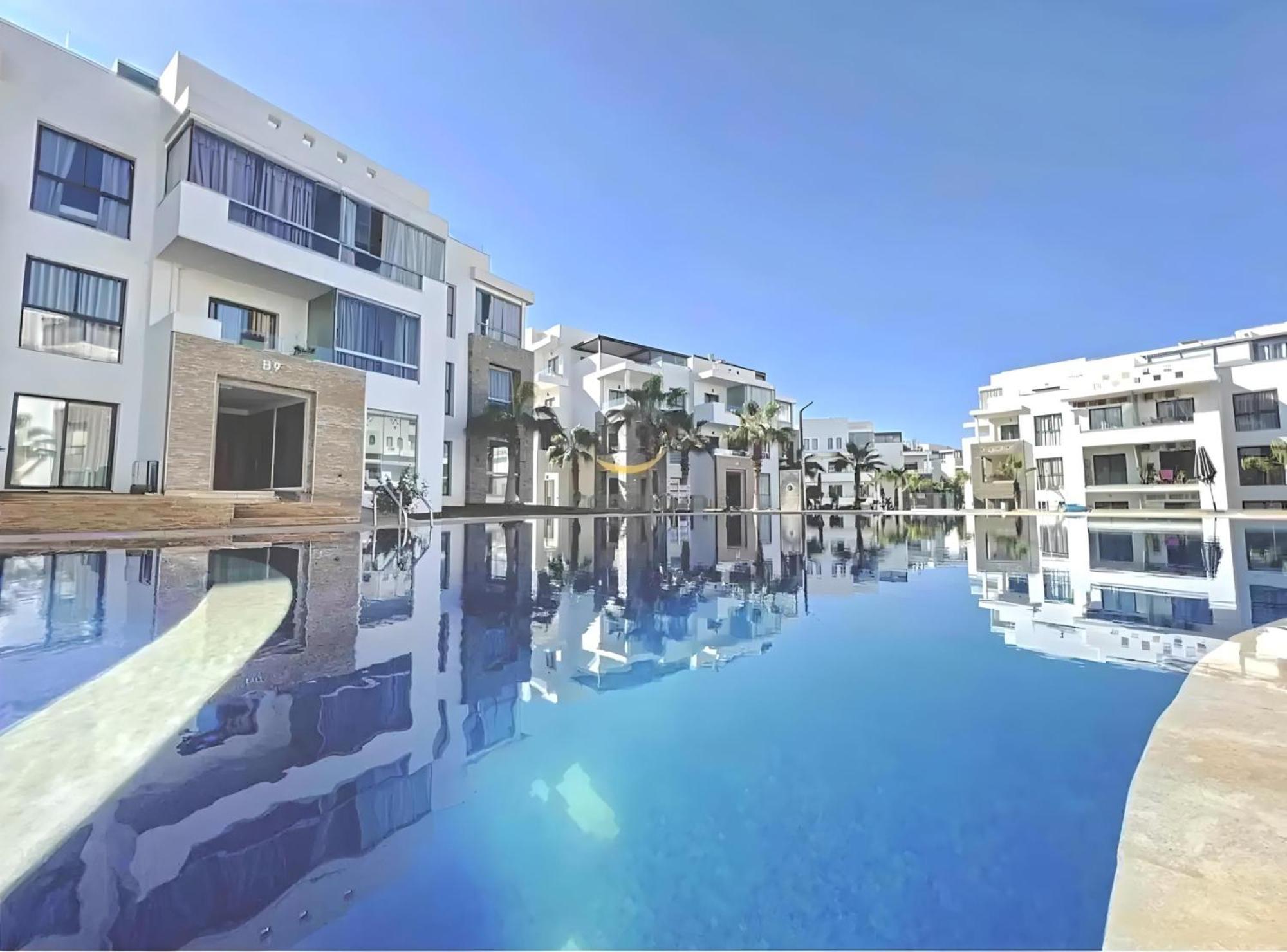 2 Bedrooms With Huge Terrace Access To The Pool