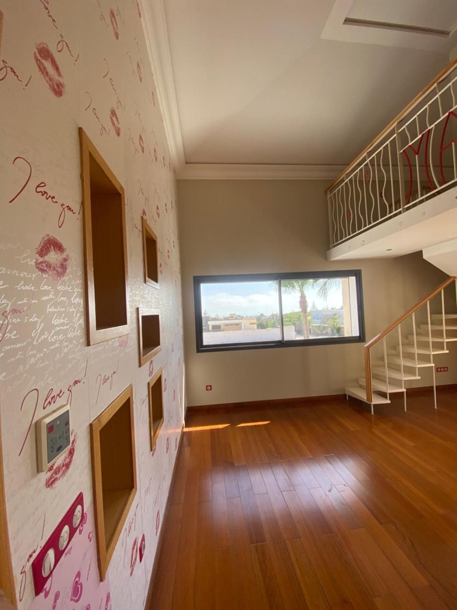 Luxurious With 5 Bedrooms In Villa *