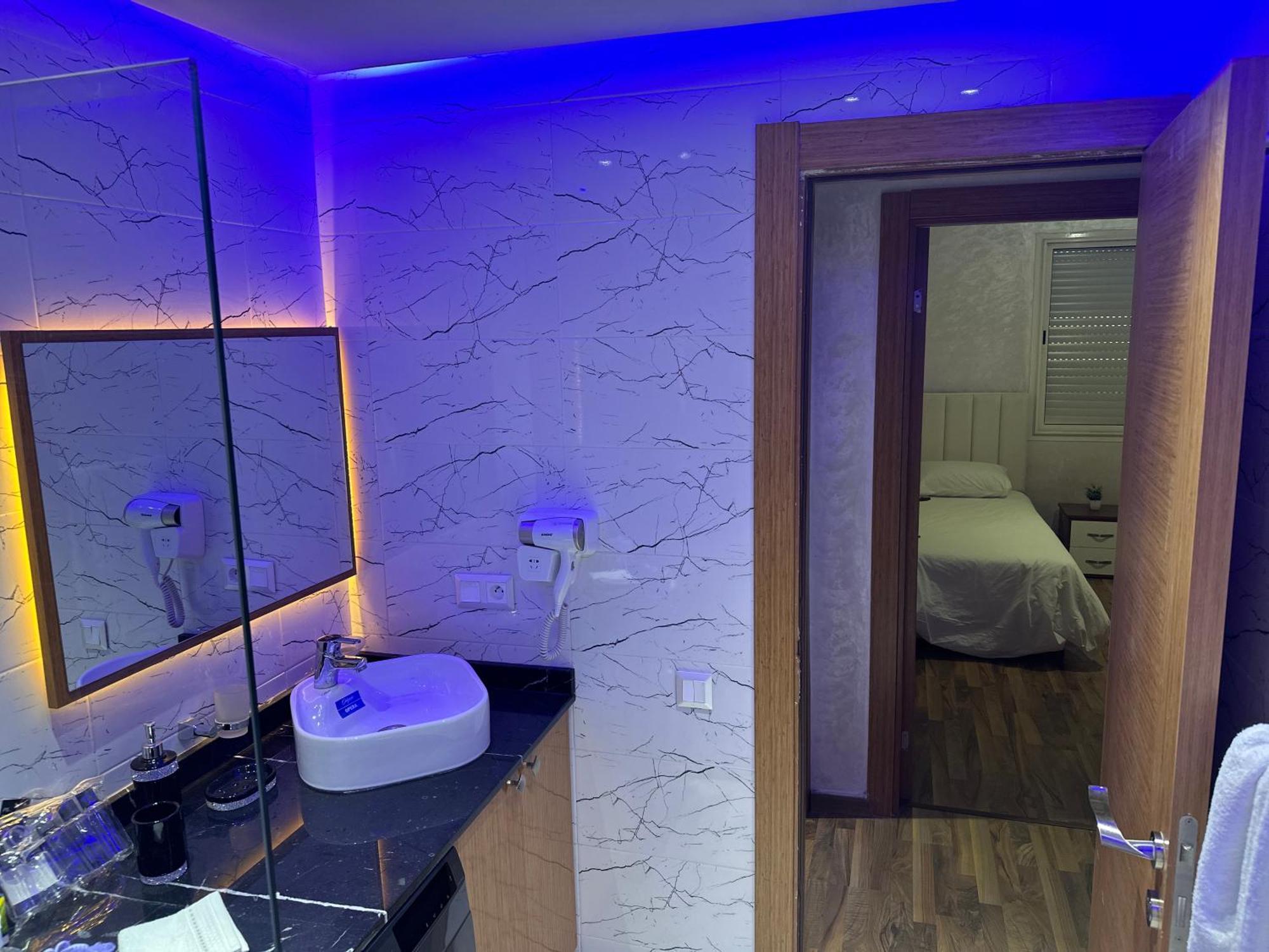 Your Ideal Pool Access Airport Service Self Check-in & Pristine Comfort Apartment