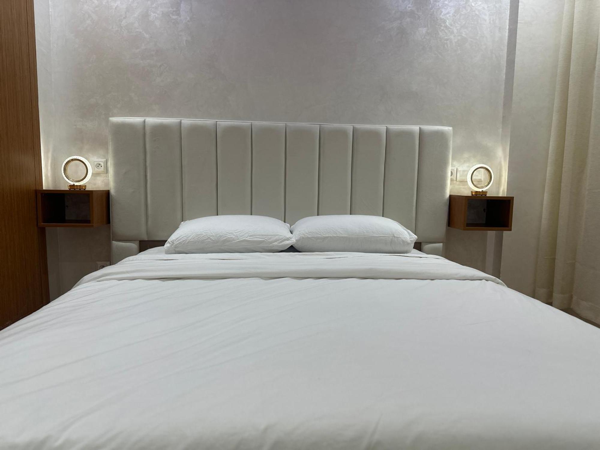 Apartment Your Ideal Pool Access Airport Service Self Check-in & Pristine Comfort