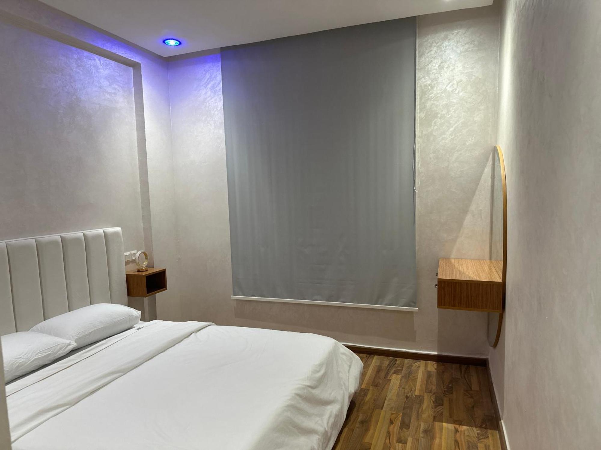 Apartment Your Ideal Pool Access Airport Service Self Check-in & Pristine Comfort