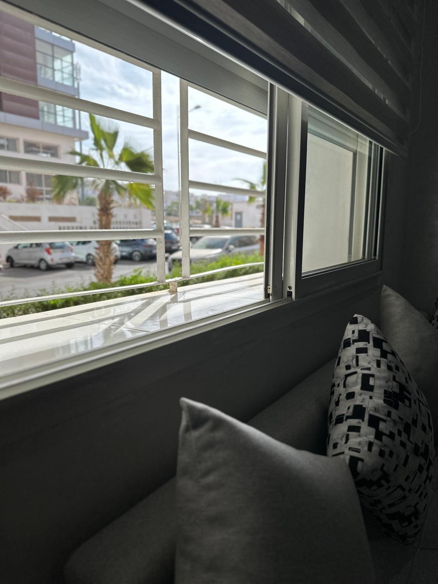 Apartment Your Ideal Pool Access Airport Service Self Check-in & Pristine Comfort *