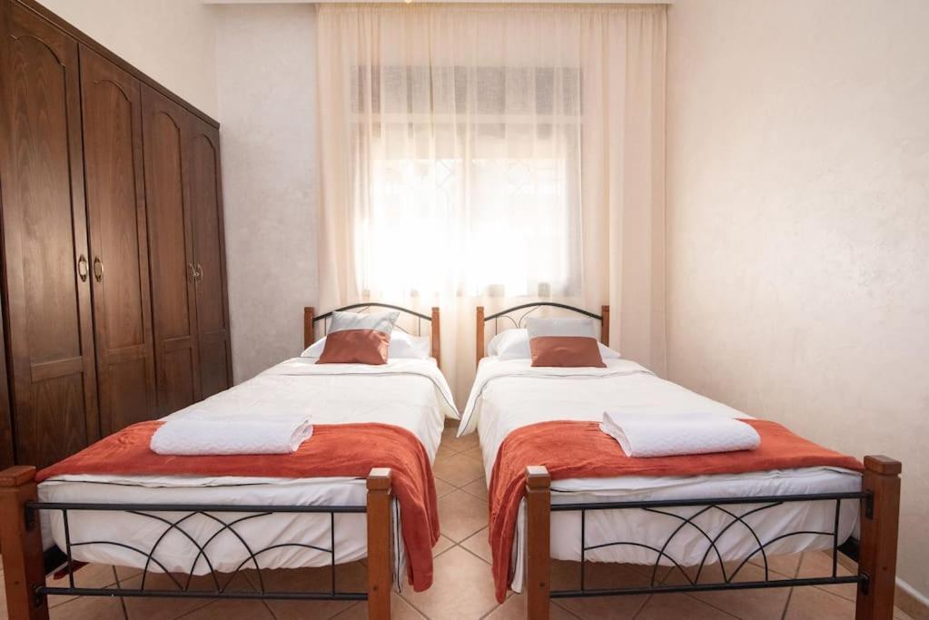 Apartment 2 Mins To & Attractions *