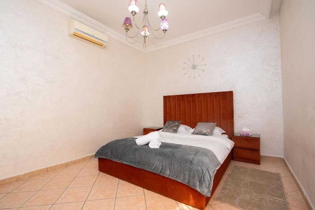 Apartment 2 Mins To & Attractions *